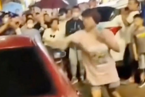 Đám đông vỗ tay ủng hộ người vợ đánh ghen chồng và nhân tình giữa phố-1