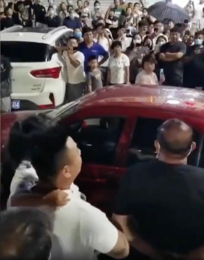 Đám đông vỗ tay ủng hộ người vợ đánh ghen chồng và nhân tình giữa phố-2