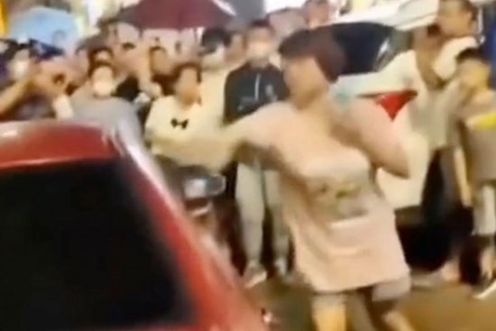 Đám đông vỗ tay ủng hộ người vợ đánh ghen chồng và nhân tình giữa phố