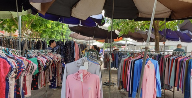 Nắng nóng gay gắt, tiểu thương Hà Nội hốt bạc triệu mỗi ngày nhờ bán áo chống nắng-1