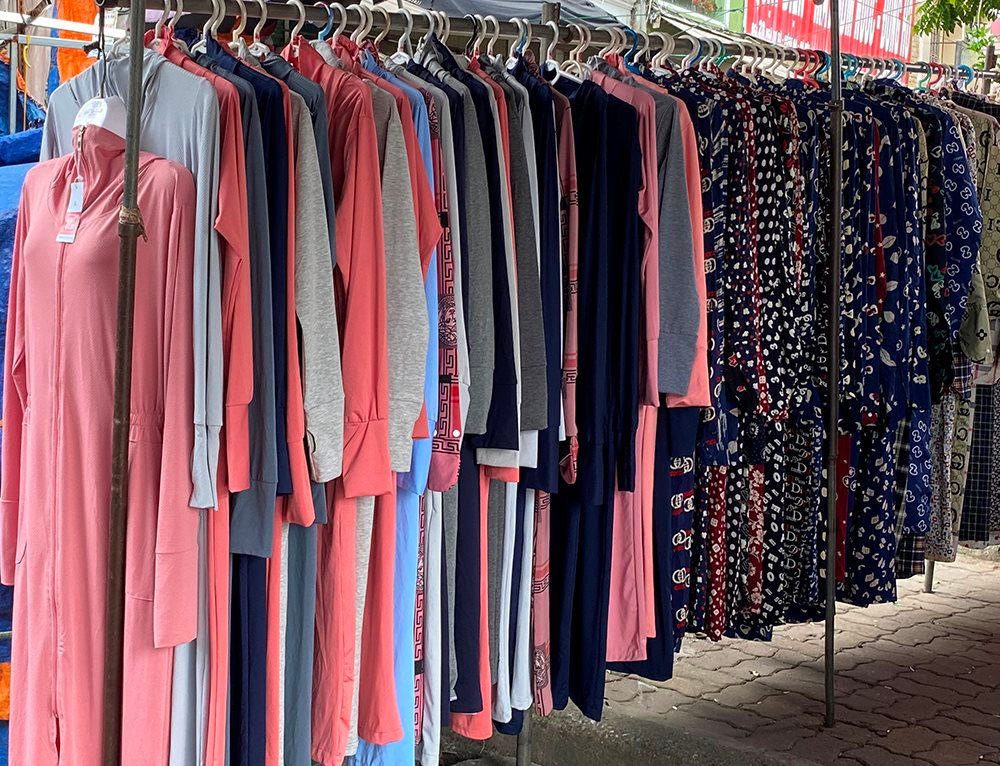 Nắng nóng gay gắt, tiểu thương Hà Nội hốt bạc triệu mỗi ngày nhờ bán áo chống nắng-2