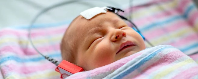 Nước tiểu và mồ hôi của trẻ sơ sinh có mùi khó chịu, mẹ đừng chủ quan bởi có thể con bị rối loạn chuyển hóa - căn bệnh gây tử vong rất cao-1