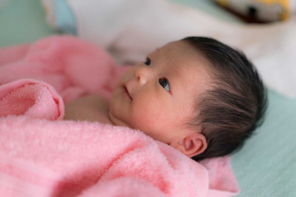 Nước tiểu và mồ hôi của trẻ sơ sinh có mùi khó chịu, mẹ đừng chủ quan bởi có thể con bị rối loạn chuyển hóa - căn bệnh gây tử vong rất cao-2