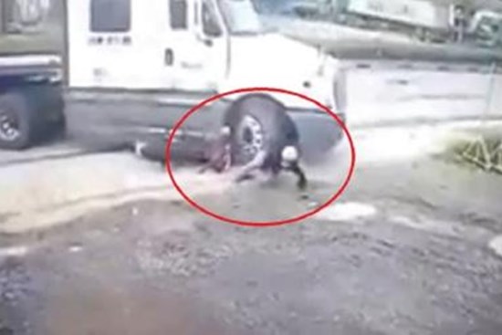 Xe máy lao vào đầu 'hung thần' container, tài xế có hành động gây tranh cãi