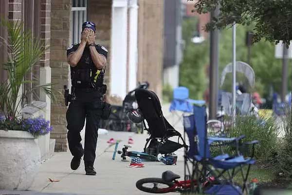 Mỹ: Chạy trốn xả súng, cha bất lực nhét con vào thùng rác-2