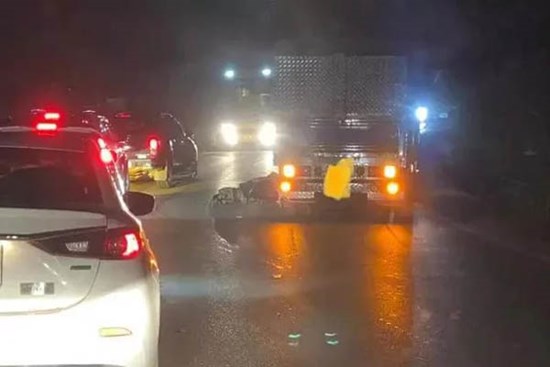 Va chạm với xe tải trên QL6, bố cùng con nhỏ tử vong thương tâm