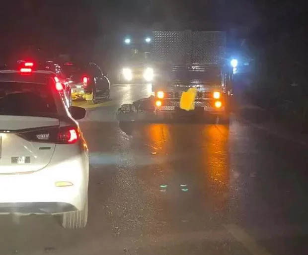 Va chạm với xe tải trên QL6, bố cùng con nhỏ tử vong thương tâm-1