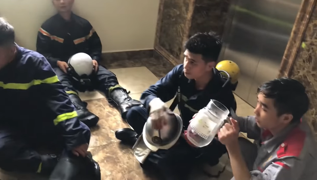 Nghẹt thở clip ghi lại khoảnh khắc giải cứu thành công cháu bé bị mắc kẹt trong đám cháy ở Hà Nội-5