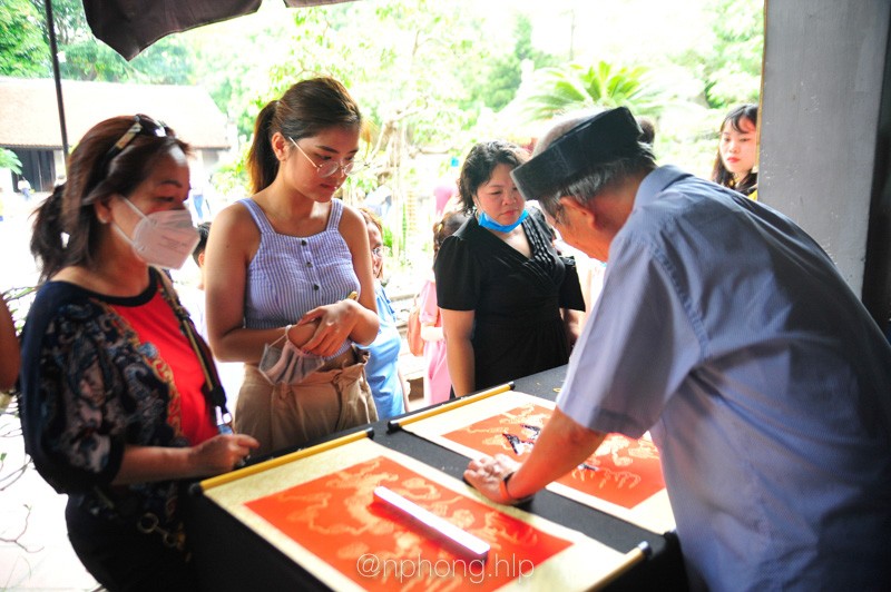 Sĩ tử, phụ huynh dâng hương tại Văn Miếu trước thềm kỳ thi tốt nghiệp THPT 2022-11