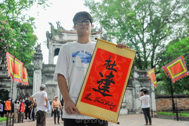 Sĩ tử, phụ huynh dâng hương tại Văn Miếu trước thềm kỳ thi tốt nghiệp THPT 2022-9