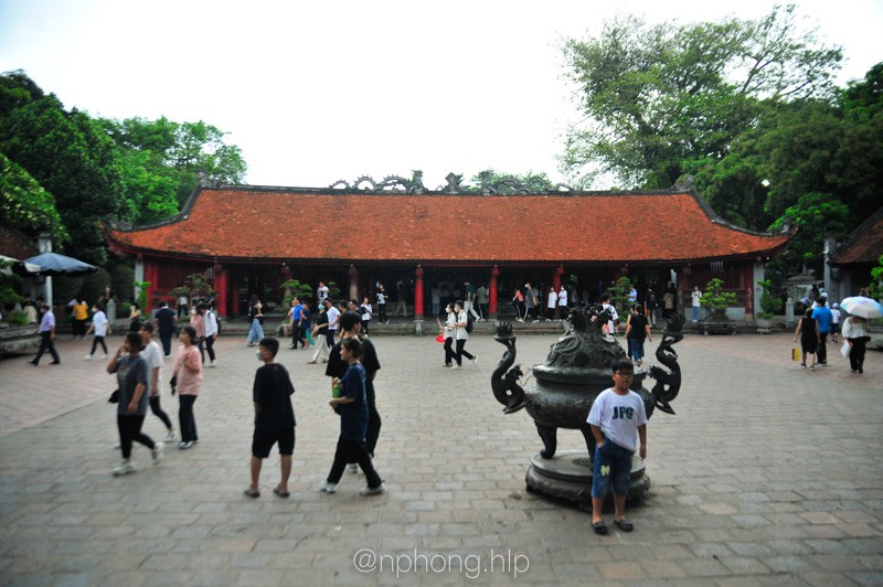 Sĩ tử, phụ huynh dâng hương tại Văn Miếu trước thềm kỳ thi tốt nghiệp THPT 2022-2