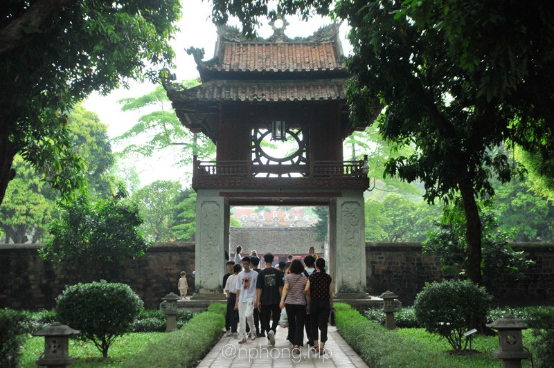 Sĩ tử, phụ huynh dâng hương tại Văn Miếu trước thềm kỳ thi tốt nghiệp THPT 2022-1