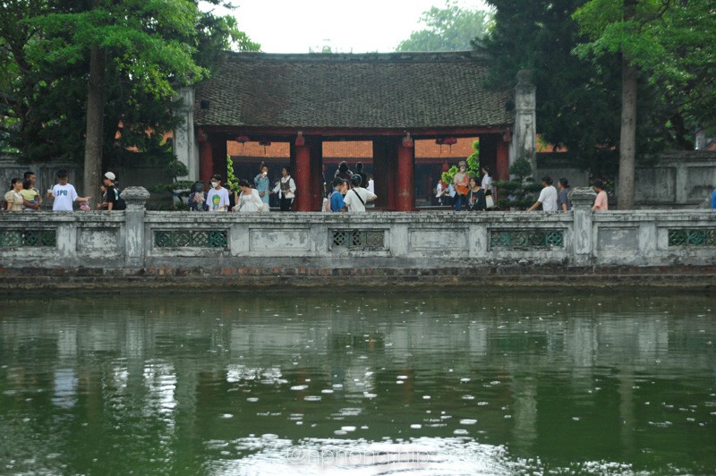 Sĩ tử, phụ huynh dâng hương tại Văn Miếu trước thềm kỳ thi tốt nghiệp THPT 2022-3