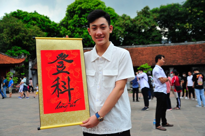 Sĩ tử, phụ huynh dâng hương tại Văn Miếu trước thềm kỳ thi tốt nghiệp THPT 2022-10