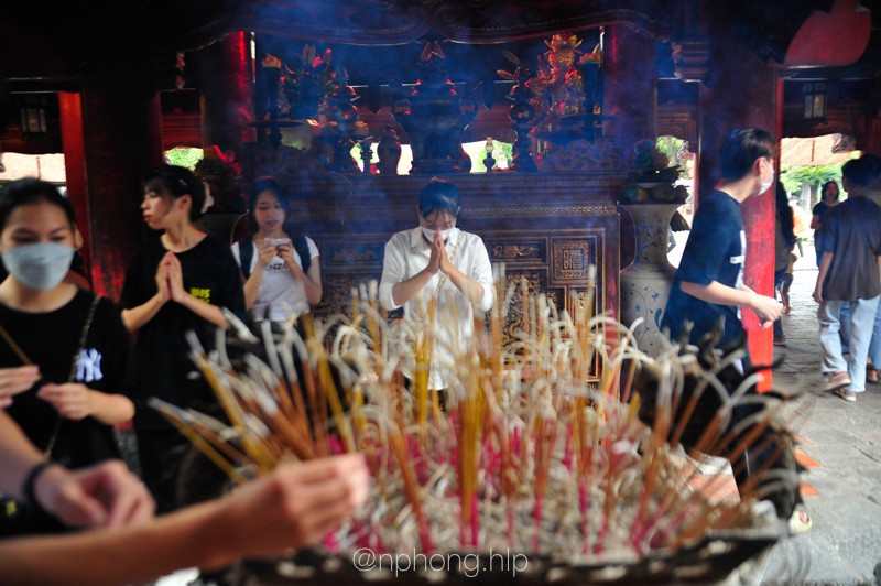 Sĩ tử, phụ huynh dâng hương tại Văn Miếu trước thềm kỳ thi tốt nghiệp THPT 2022-8