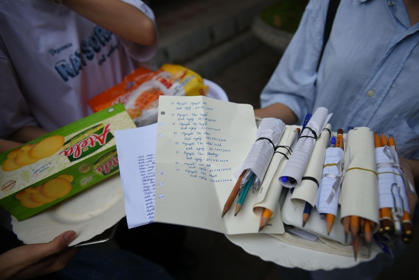 Sĩ tử, phụ huynh dâng hương tại Văn Miếu trước thềm kỳ thi tốt nghiệp THPT 2022-6