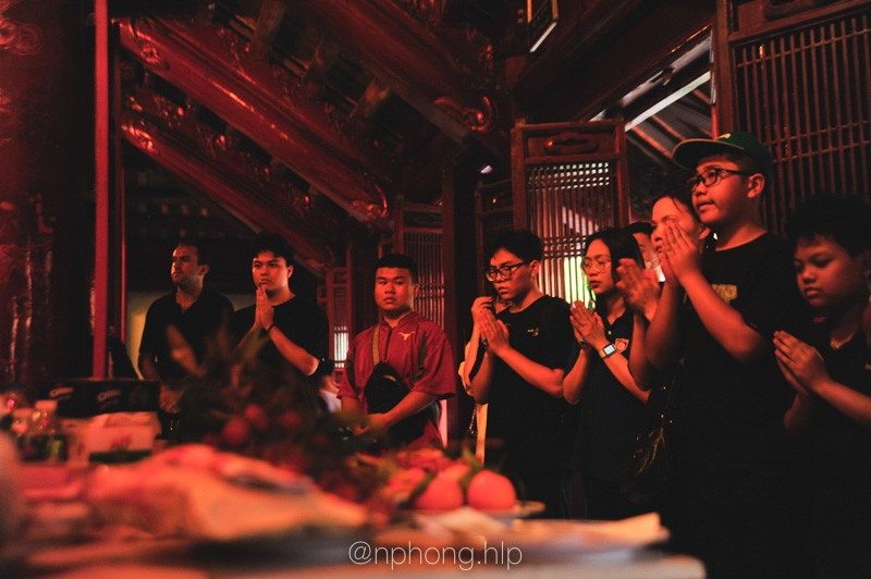 Sĩ tử, phụ huynh dâng hương tại Văn Miếu trước thềm kỳ thi tốt nghiệp THPT 2022-4