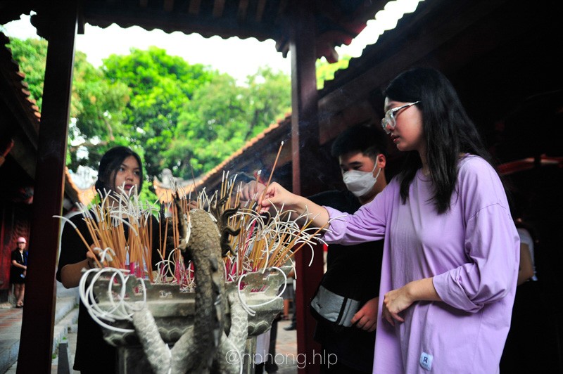 Sĩ tử, phụ huynh dâng hương tại Văn Miếu trước thềm kỳ thi tốt nghiệp THPT 2022-7