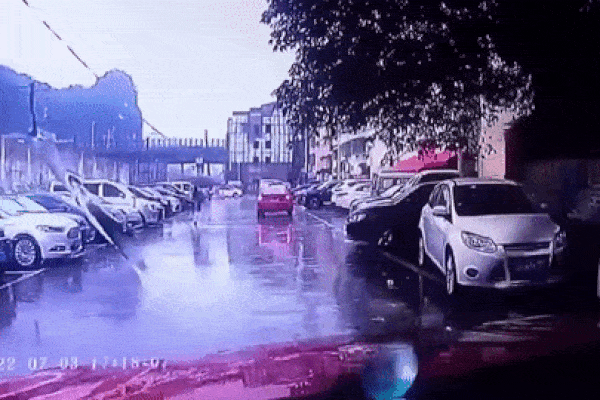 Khoảnh khắc tảng đá nặng 100 tấn lăn từ trên núi xuống đè bẹp nhiều ô tô