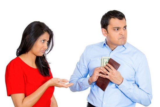 Muôn cảnh đàn ông bị vợ giữ lương: Từ thanh niên mới cưới đến giám đốc đi làm 17 năm