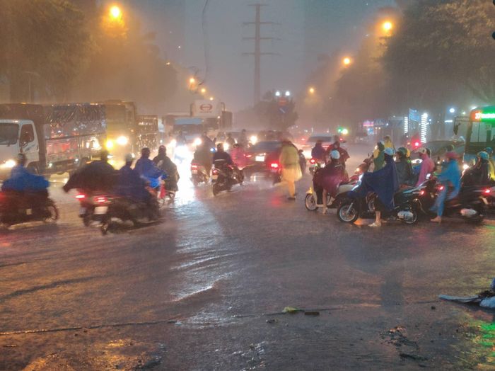 Mưa xối xả ở Hà Nội, người dân ướt sũng trên đường về nhà-3