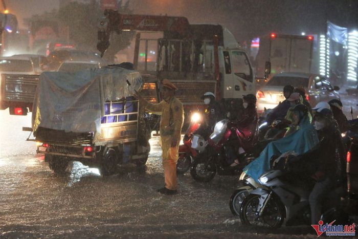 Mưa xối xả ở Hà Nội, người dân ướt sũng trên đường về nhà-2