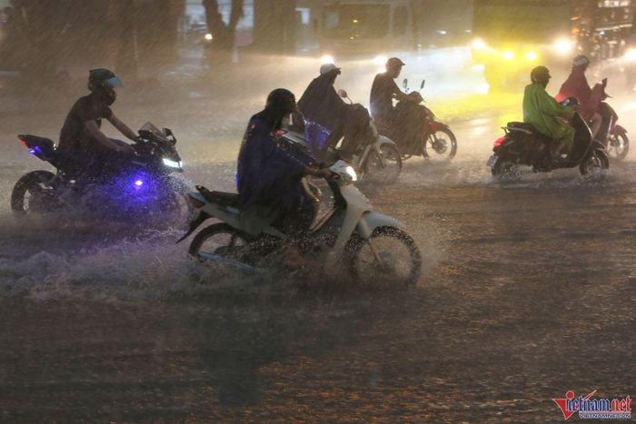 Mưa xối xả ở Hà Nội, người dân ướt sũng trên đường về nhà-1