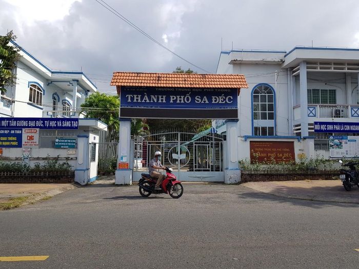 9 học sinh tại Đồng Tháp bị giam giấy báo dự thi THPT vì nợ học phí-1