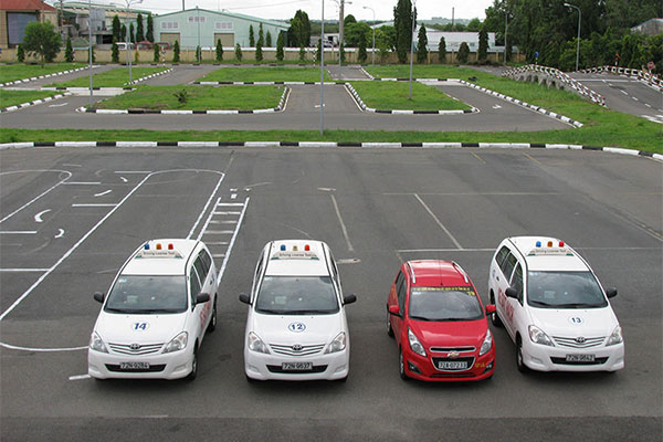 Thi 960 lần mới được bằng lái xe, cụ bà 69 tuổi được tặng luôn ôtô-1