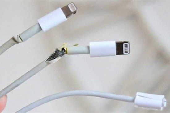 Từ vụ không rút sạc điện thoại khỏi ổ cắm dẫn đến cháy nổ: Cần làm gì để đảm bảo an toàn?