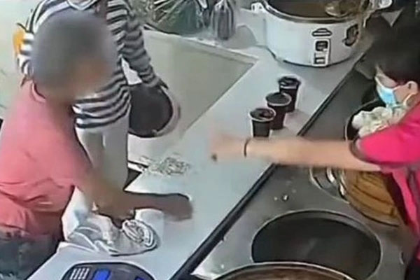 Nhận bánh miễn phí từ cửa hàng suốt 1 năm, không ngờ cụ bà có hành động trở mặt gây sốc-1