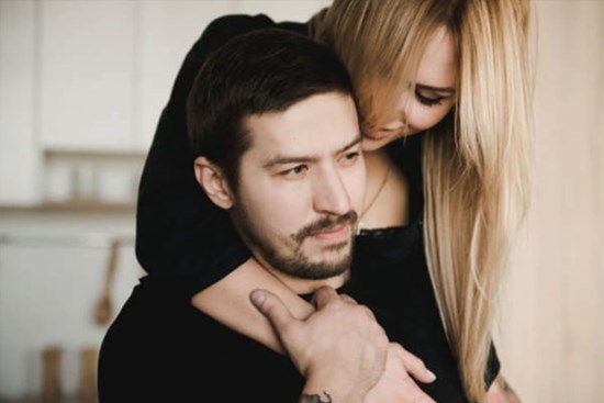 Đại gia vừa thử lòng, chân dài đã chạy 