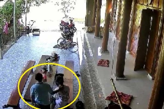 Chủ tịch MTTQ xã Xuân Thắng từng nhắn tin “gạ gẫm” nữ đồng nghiệp