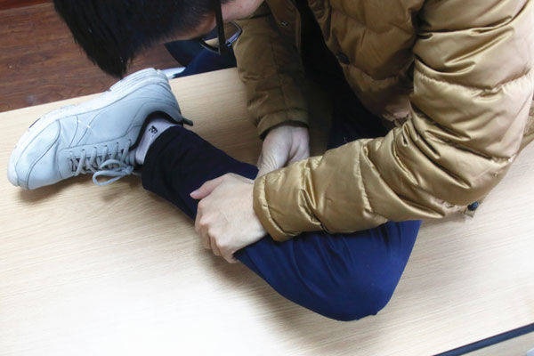 Mạch máu có bị tắc nghẽn hay không chỉ cần đi bộ 3 bước là biết, nếu có 3 dấu hiệu này ở chân thì cần đi khám càng sớm càng tốt-2