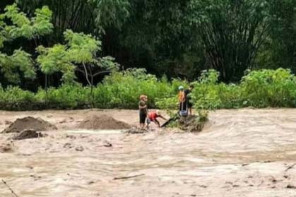 4 người chơi vơi giữa dòng nước lũ bất ngờ ập tới trước khi bị cuốn mất tích-1