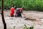 Giải cứu người dân bị dòng nước lũ cuồn cuộn bao vây tại Trung Quốc-1
