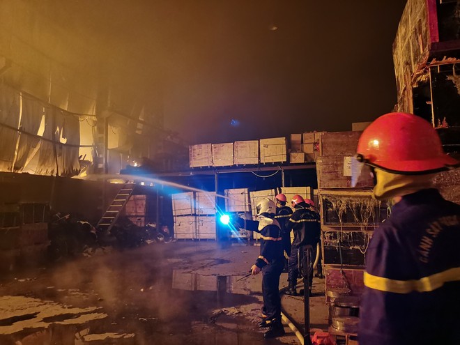Hà Nội: Nhà xưởng rộng hàng trăm m2 bùng cháy giữa trời mưa lớn, cảnh sát điều 8 xe chữa cháy dập lửa-3