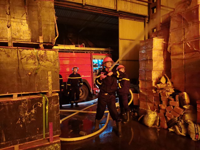 Hà Nội: Nhà xưởng rộng hàng trăm m2 bùng cháy giữa trời mưa lớn, cảnh sát điều 8 xe chữa cháy dập lửa-4