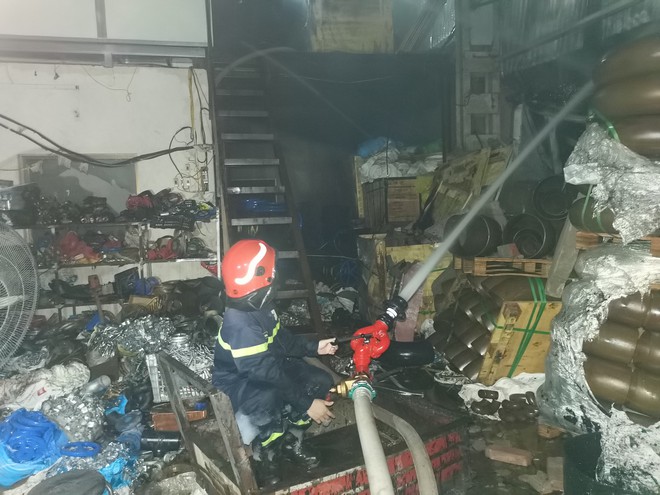 Hà Nội: Nhà xưởng rộng hàng trăm m2 bùng cháy giữa trời mưa lớn, cảnh sát điều 8 xe chữa cháy dập lửa-5