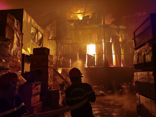 Hà Nội: Nhà xưởng rộng hàng trăm m2 bùng cháy giữa trời mưa lớn, cảnh sát điều 8 xe chữa cháy dập lửa-6