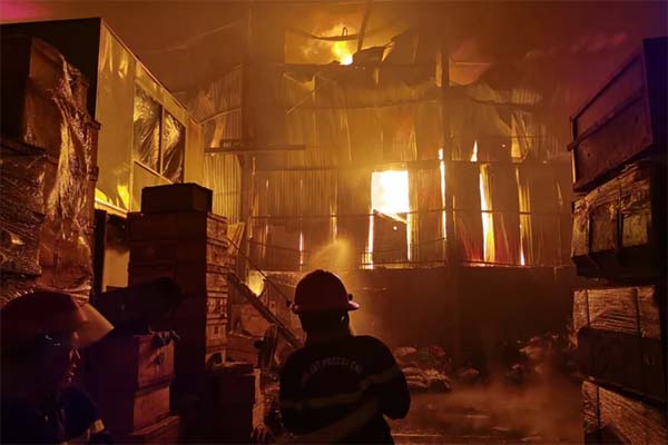 Chồng đỡ đẻ cho vợ sinh con ngay bên vệ đường trong đêm tối-2