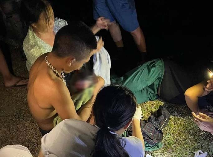 Chồng đỡ đẻ cho vợ sinh con ngay bên vệ đường trong đêm tối-1