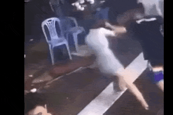 Clip: Mâu thuẫn, vợ chồng cãi vã rồi đánh nhau dữ dội ngay tại sân bay-1