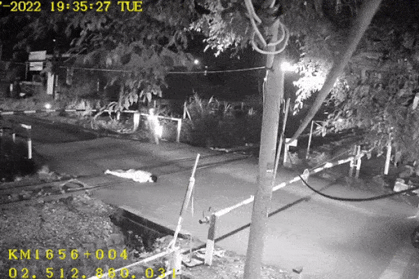 Clip: Khoảnh khắc nhân viên gác chắn tàu dũng cảm cứu người thoát chết trong gang tấc