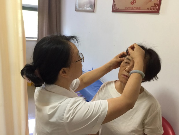 Người phụ nữ 31 tuổi bị méo miệng, mắt phải không nhắm được chỉ vì thói quen sau khi gội đầu mà nhiều người vẫn chủ quan mắc phải-1