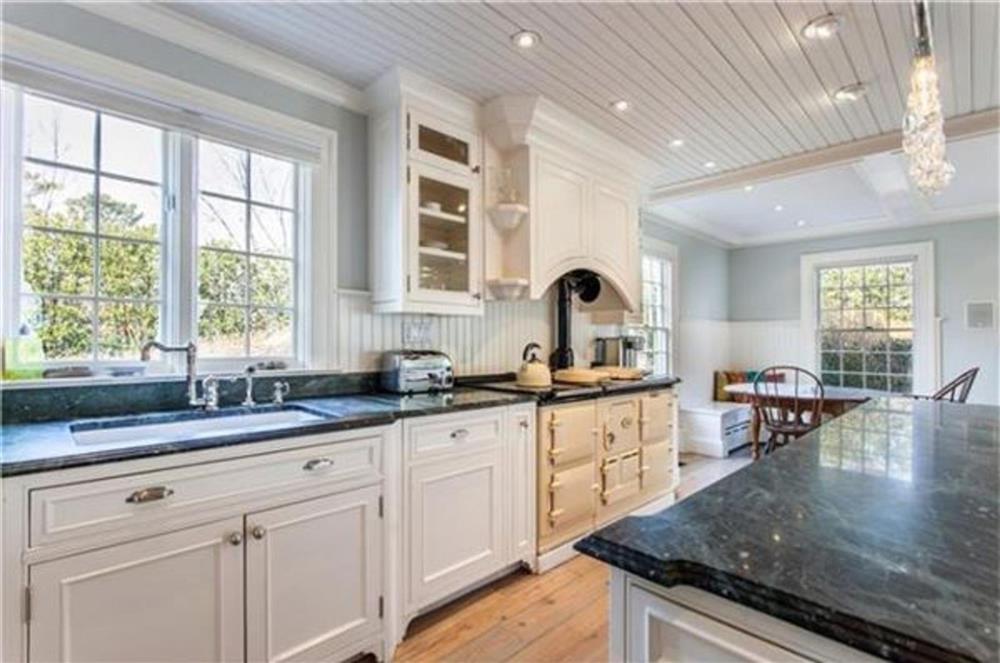 Khám phá bên trong trang trại rộng lớn của mỹ nhân Hollywood Anne Hathaway, đặc biệt nhất là khu vườn kiểu Anh-4