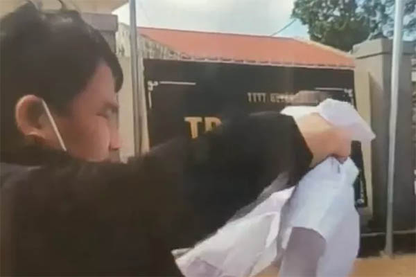 Clip: Người xưng chánh thanh tra chạy ngược chiều, nhổ nước bọt, chửi thề-2