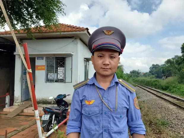 Nhân viên gác chắn kể lại giây phút thót tim khi cứu người trước mũi tàu ở Đồng Nai-3