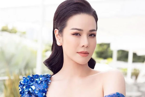 Nhật Kim Anh khoe ảnh du lịch cùng mẹ ruột, dân tình mắt tròn mắt dẹt vì người đàn ông lạ mà quen-9