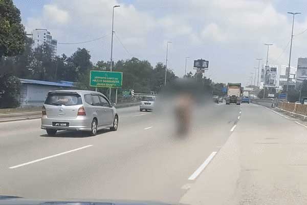 Malaysia: Người đàn ông trần như nhộng chạy xe trên phố sau khi đoạt mạng vợ con-1